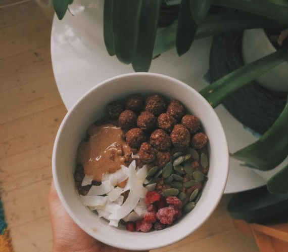 The most amazing breakfast bowl you will ever eat (aka chocolate porridge)